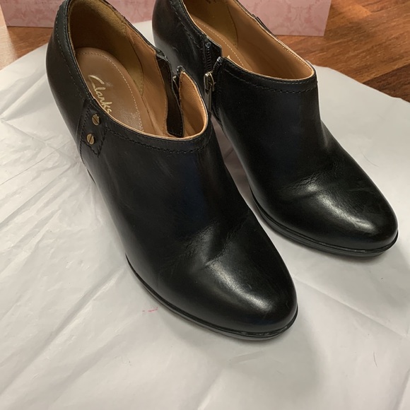 Clarks black leather bootie, staked wood 4” heel sz 9, rubber soles - Picture 5 of 7